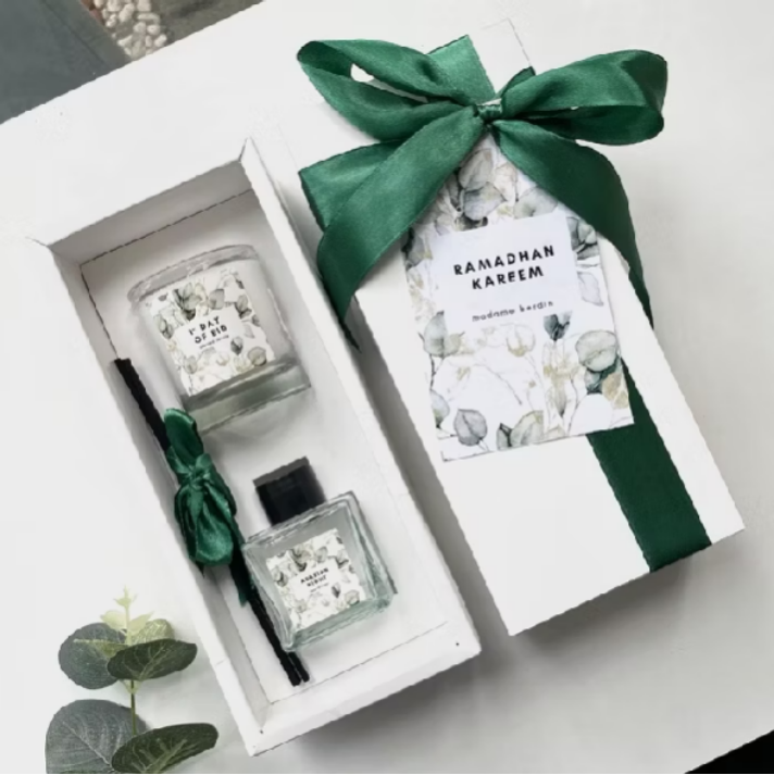 Hampers EID MUBBARAK Ramadhan Kareem Eksklusif | Kado Lebaran Premium Lilin Aromaterapi & Reed Diffuser | Hampers Lebaran Elegan – Madame Berdin | Hampers HARI RAYA IDUL FITRI | SCENTED CANDLE REED DIFFUSER SET